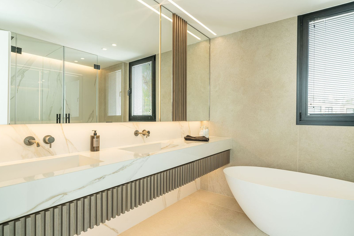 4 Bed, 4 Bath, HouseFor Sale, Nueva Andalucia, Malaga