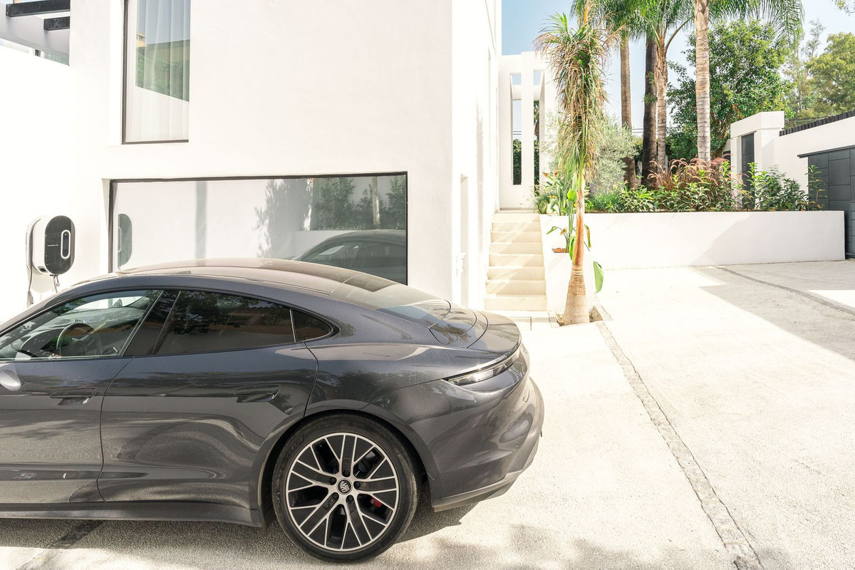 4 Bed, 4 Bath, HouseFor Sale, Nueva Andalucia, Malaga