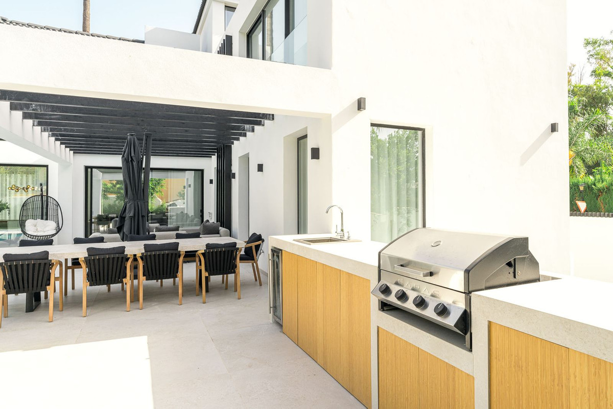 4 Bed, 4 Bath, HouseFor Sale, Nueva Andalucia, Malaga
