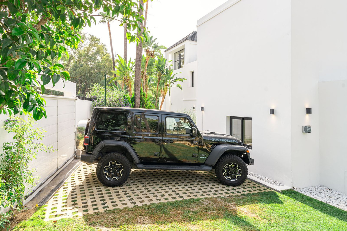 4 Bed, 4 Bath, HouseFor Sale, Nueva Andalucia, Malaga