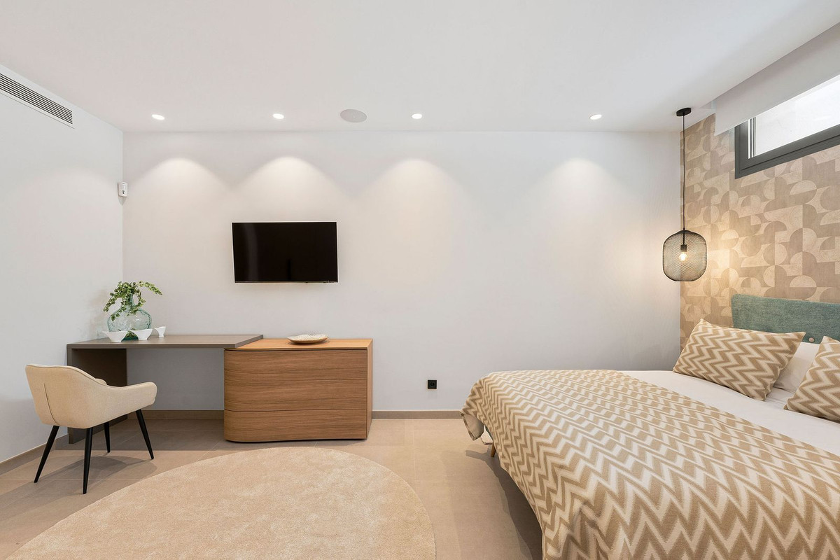 4 Bed, 4 Bath, HouseFor Sale, Nueva Andalucia, Malaga