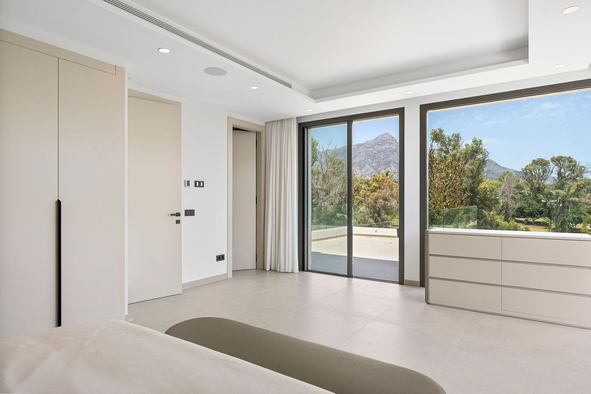 4 Bed, 4 Bath, HouseFor Sale, Nueva Andalucia, Malaga