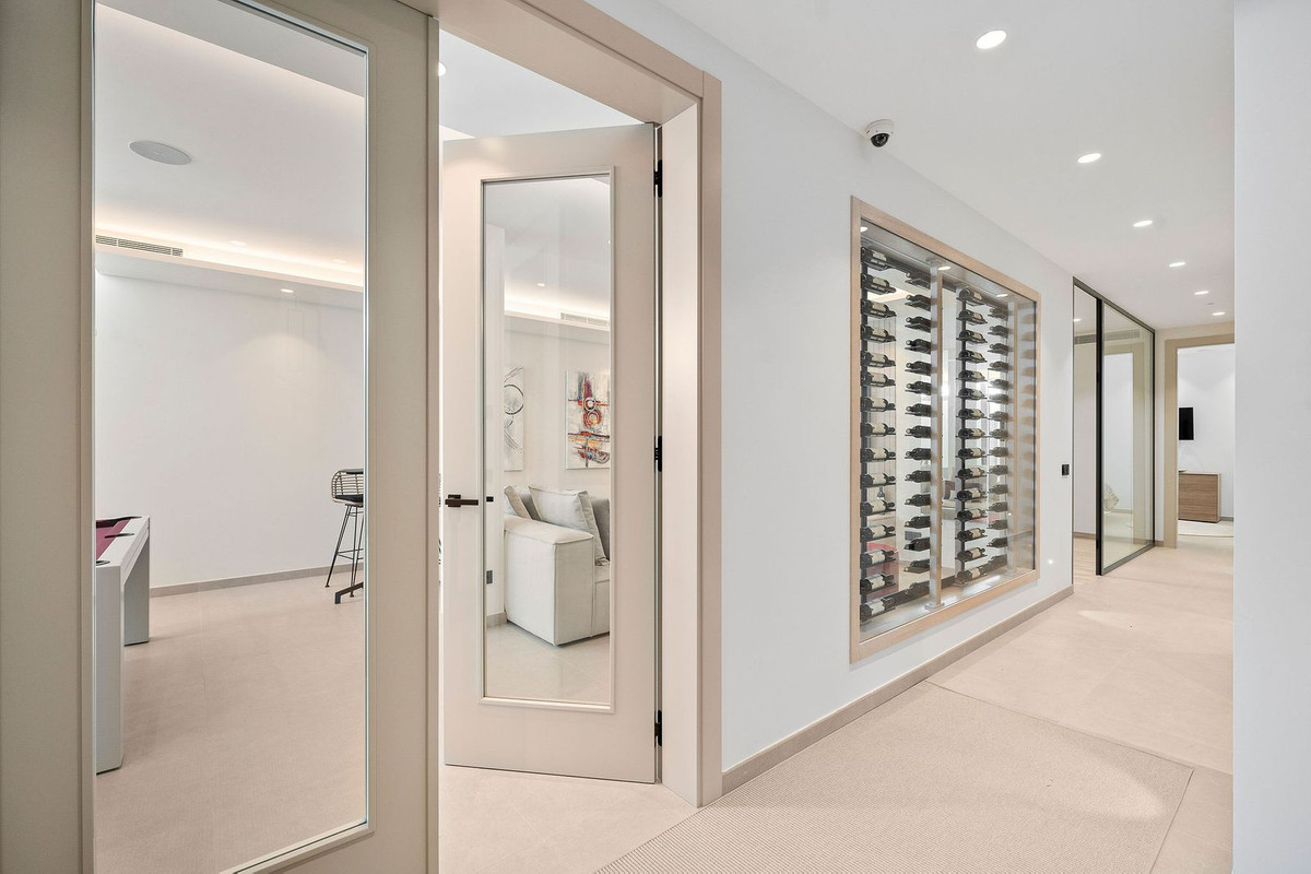 4 Bed, 4 Bath, HouseFor Sale, Nueva Andalucia, Malaga