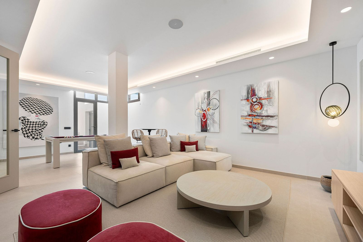 4 Bed, 4 Bath, HouseFor Sale, Nueva Andalucia, Malaga