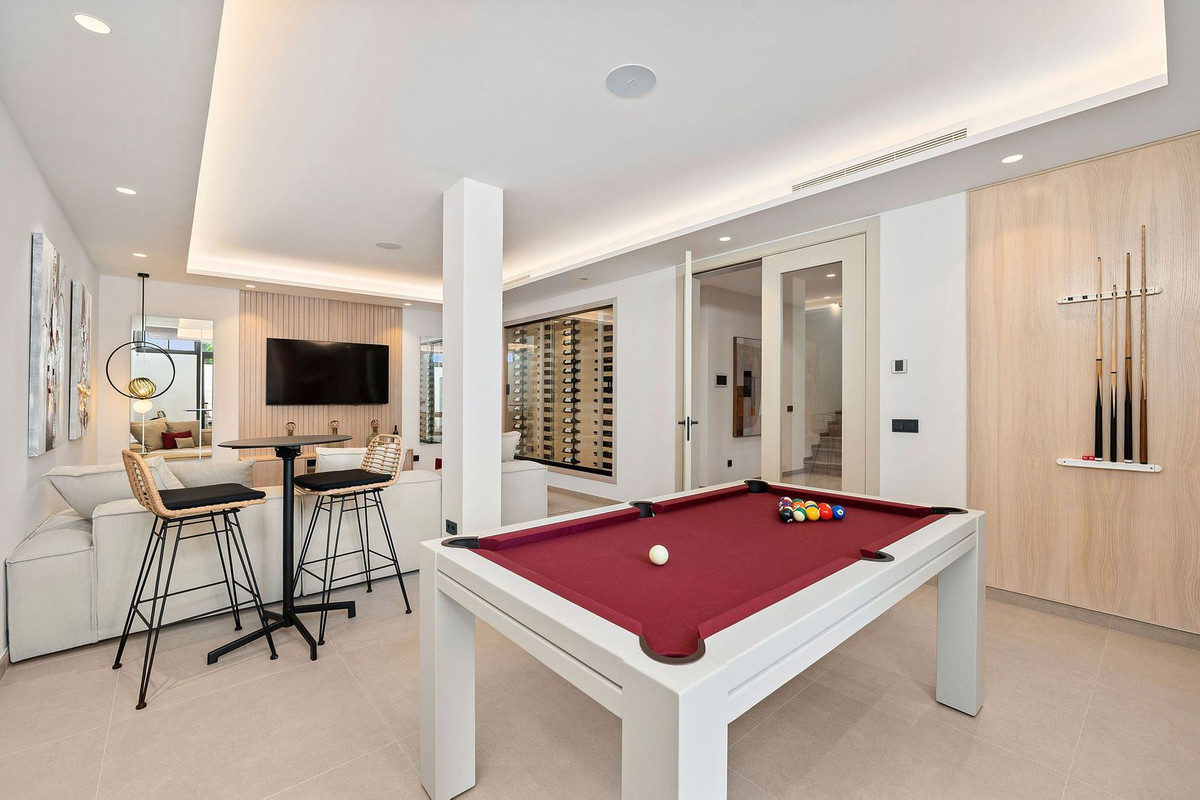 4 Bed, 4 Bath, HouseFor Sale, Nueva Andalucia, Malaga