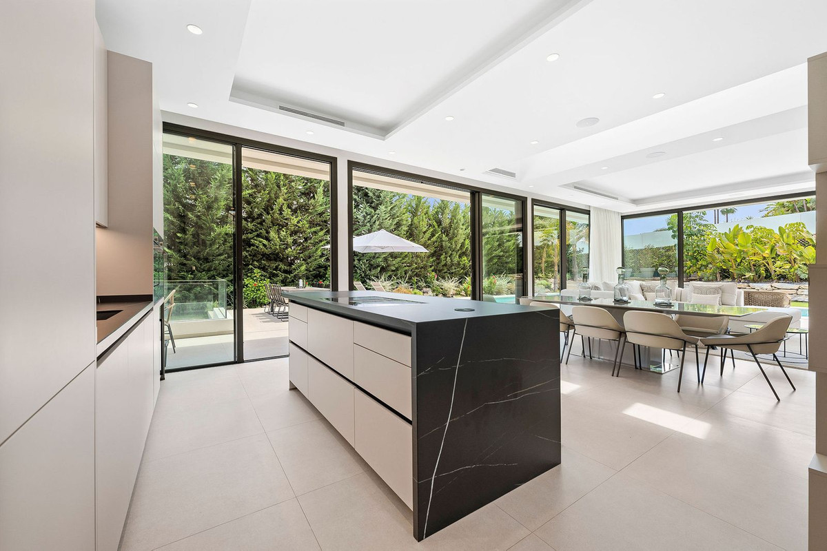 4 Bed, 4 Bath, HouseFor Sale, Nueva Andalucia, Malaga