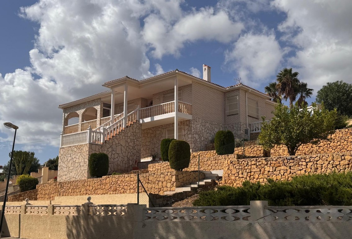 4 Bed, 2 Bath, HouseFor Sale, La Nucia, Alicante
