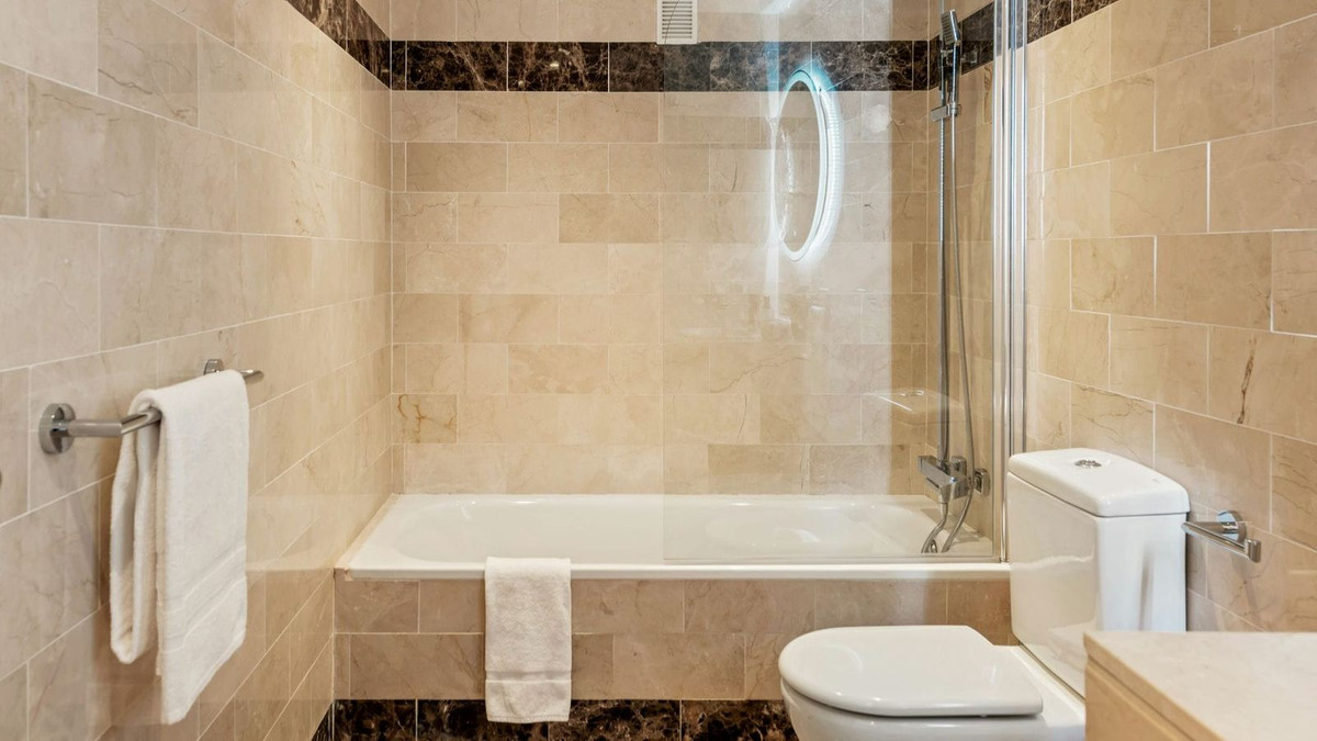 1 Bed, 1 Bath, ApartmentFor Sale, New Golden Mile, Malaga