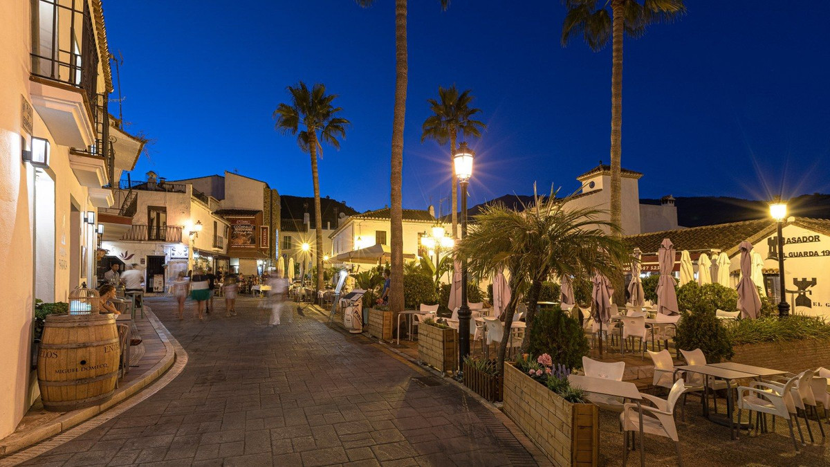 3 Bed, 2 Bath, ApartmentFor Sale, Benahavis, Malaga