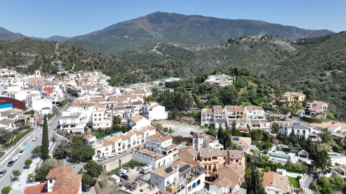 3 Bed, 2 Bath, ApartmentFor Sale, Benahavis, Malaga