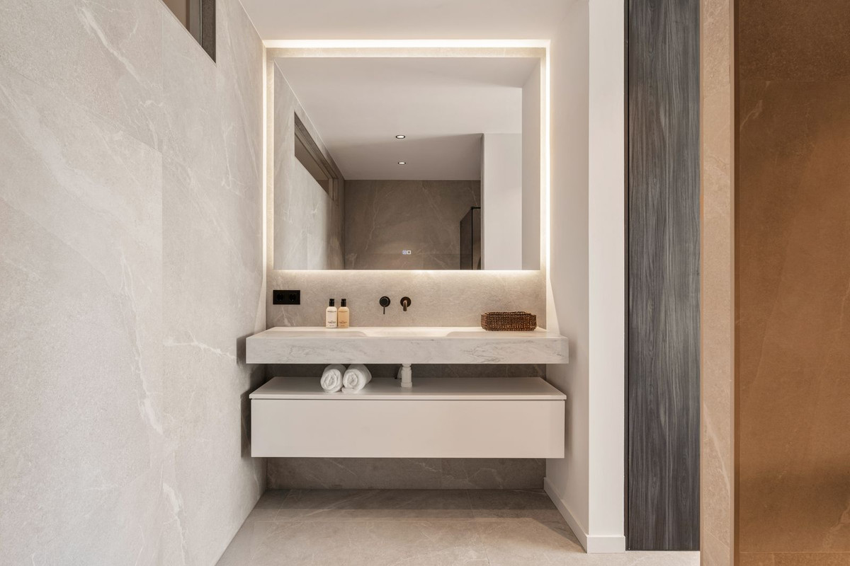 3 Bed, 3 Bath, ApartmentFor Sale, Benahavis, Malaga