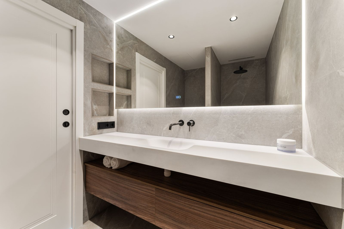 3 Bed, 3 Bath, ApartmentFor Sale, Benahavis, Malaga