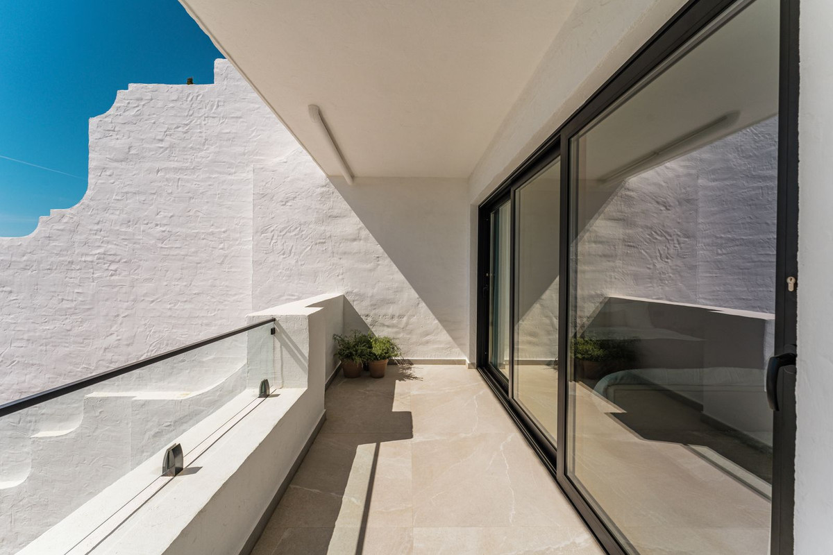 3 Bed, 3 Bath, ApartmentFor Sale, Benahavis, Malaga