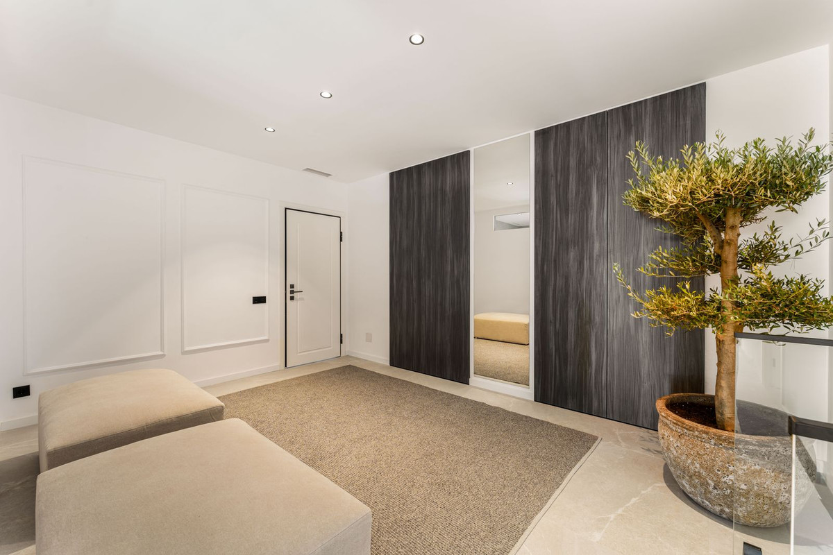 3 Bed, 3 Bath, ApartmentFor Sale, Benahavis, Malaga