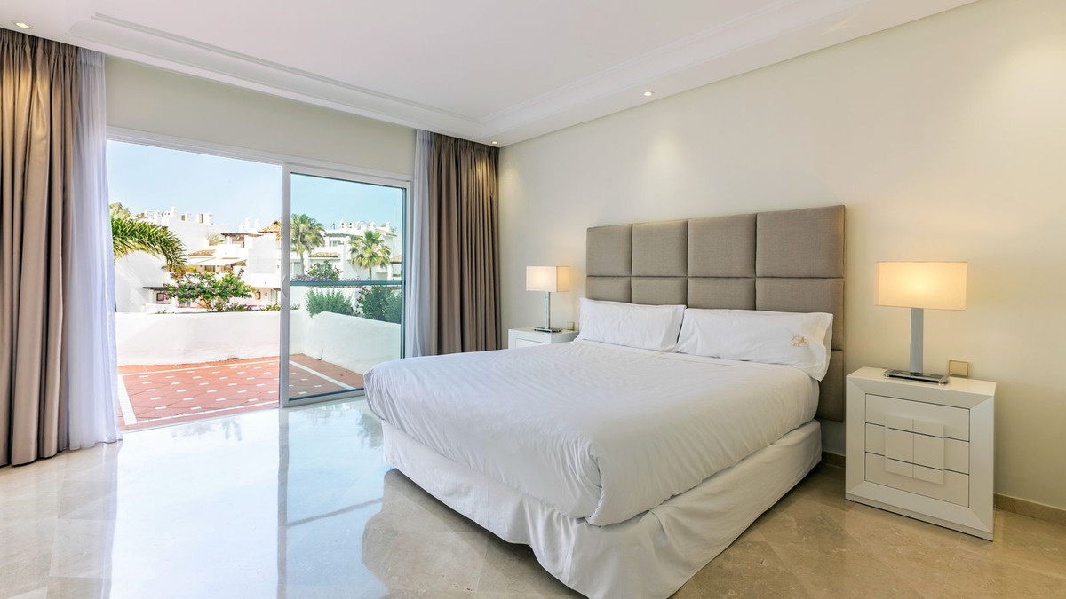 3 Bed, 3 Bath, ApartmentFor Sale, Puerto Banus, Malaga