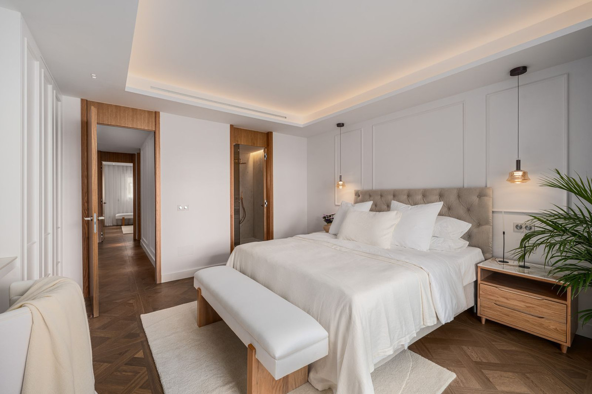 3 Bed, 2 Bath, ApartmentFor Sale, Golden Mile, Malaga