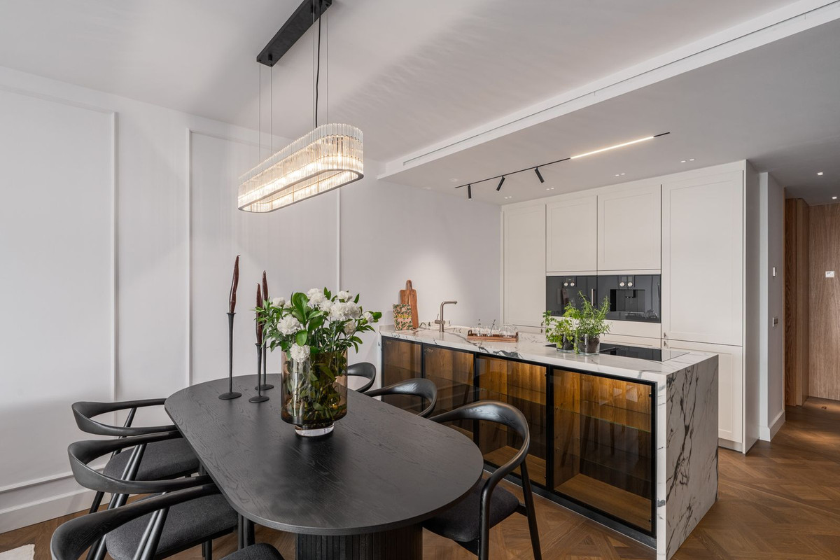 3 Bed, 2 Bath, ApartmentFor Sale, Golden Mile, Malaga