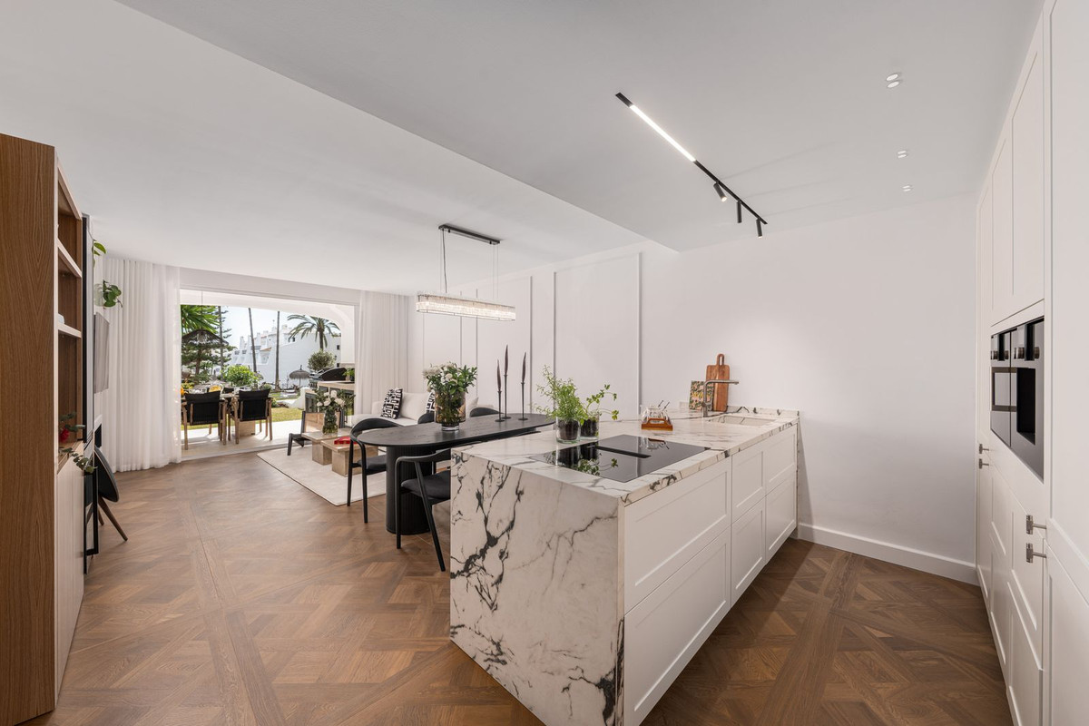 3 Bed, 2 Bath, ApartmentFor Sale, Golden Mile, Malaga