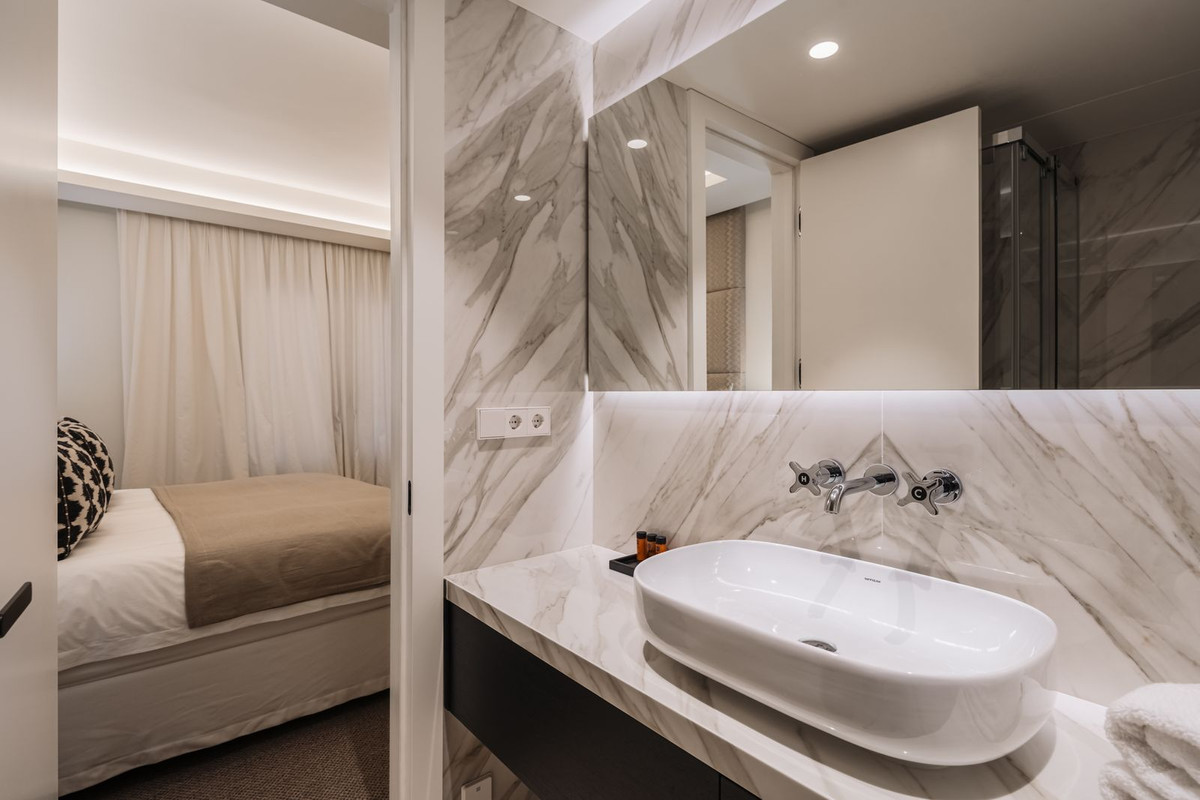 3 Bed, 3 Bath, ApartmentFor Sale, Golden Mile, Malaga