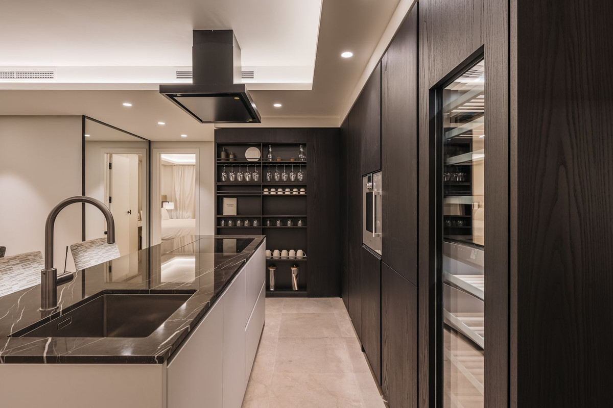 3 Bed, 3 Bath, ApartmentFor Sale, Golden Mile, Malaga