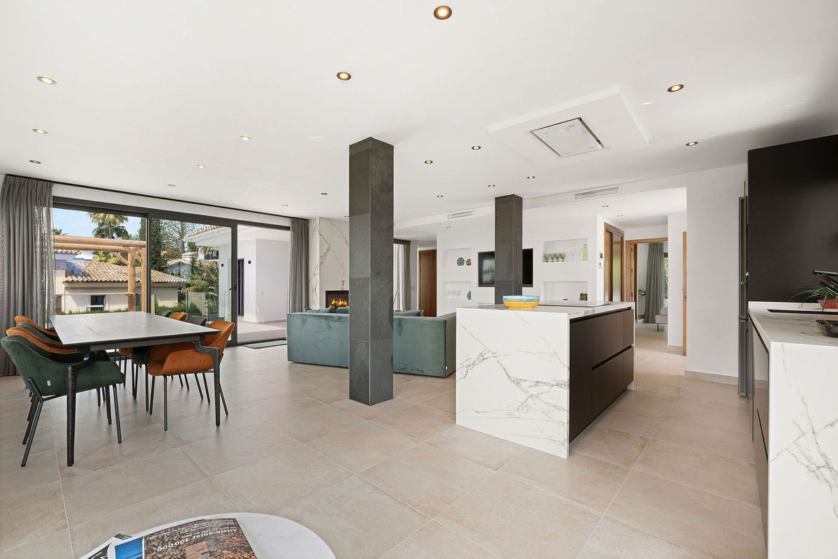 4 Bed, 3 Bath, HouseFor Sale, Elviria, Malaga