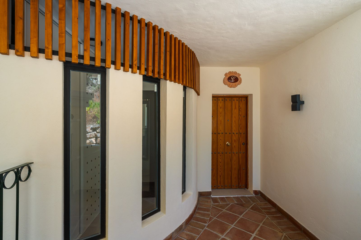 3 Bed, 2 Bath, ApartmentFor Sale, Nueva Andalucia, Malaga