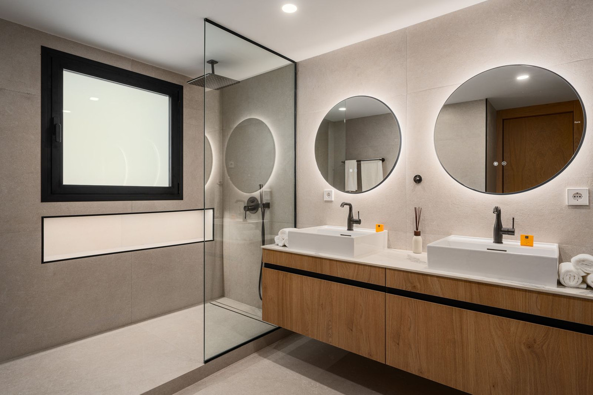 3 Bed, 2 Bath, ApartmentFor Sale, Nueva Andalucia, Malaga