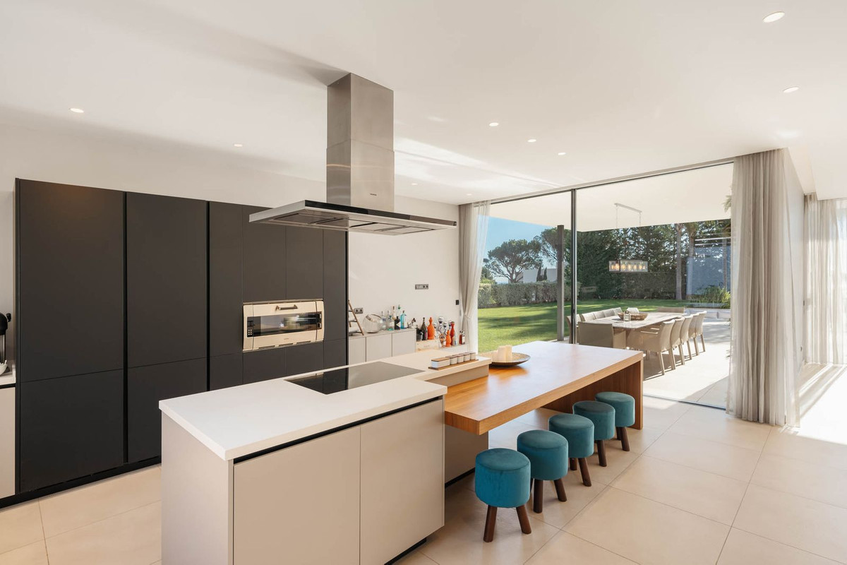 5 Bed, 5 Bath, HouseFor Sale, El Madroñal, Malaga