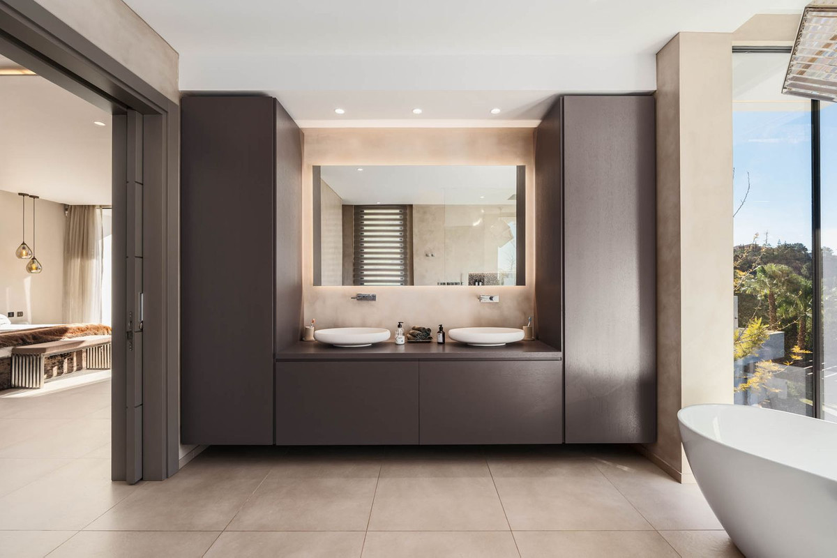 5 Bed, 5 Bath, HouseFor Sale, El Madroñal, Malaga