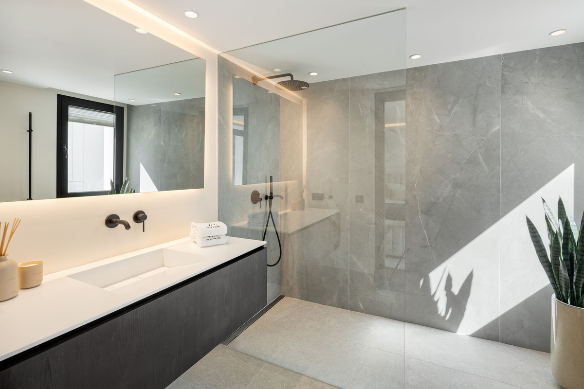 6 Bed, 5 Bath, HouseFor Sale, Nueva Andalucia, Malaga