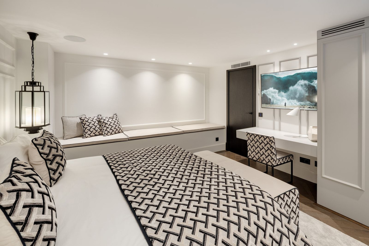 6 Bed, 5 Bath, HouseFor Sale, Nueva Andalucia, Malaga