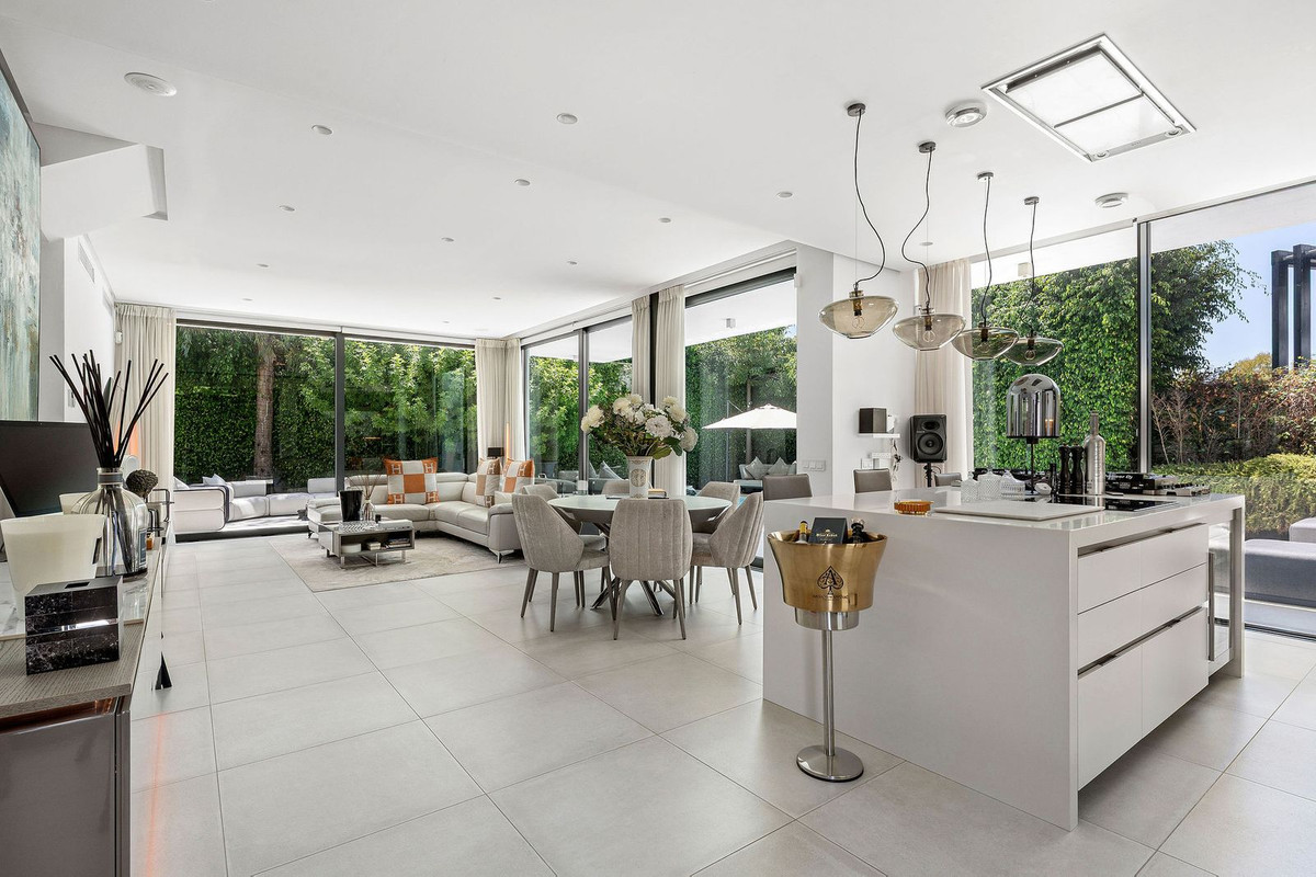 4 Bed, 5 Bath, HouseFor Sale, Estepona, Malaga