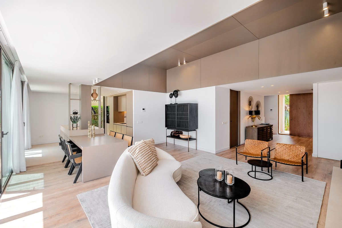 4 Bed, 3 Bath, HouseFor Sale, El Paraíso, Estepona, Malaga