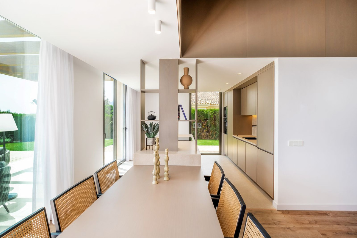 4 Bed, 3 Bath, HouseFor Sale, El Paraíso, Estepona, Malaga