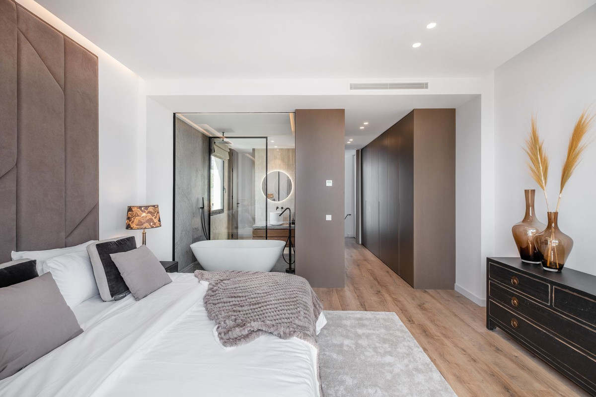 4 Bed, 3 Bath, HouseFor Sale, El Paraíso, Estepona, Malaga