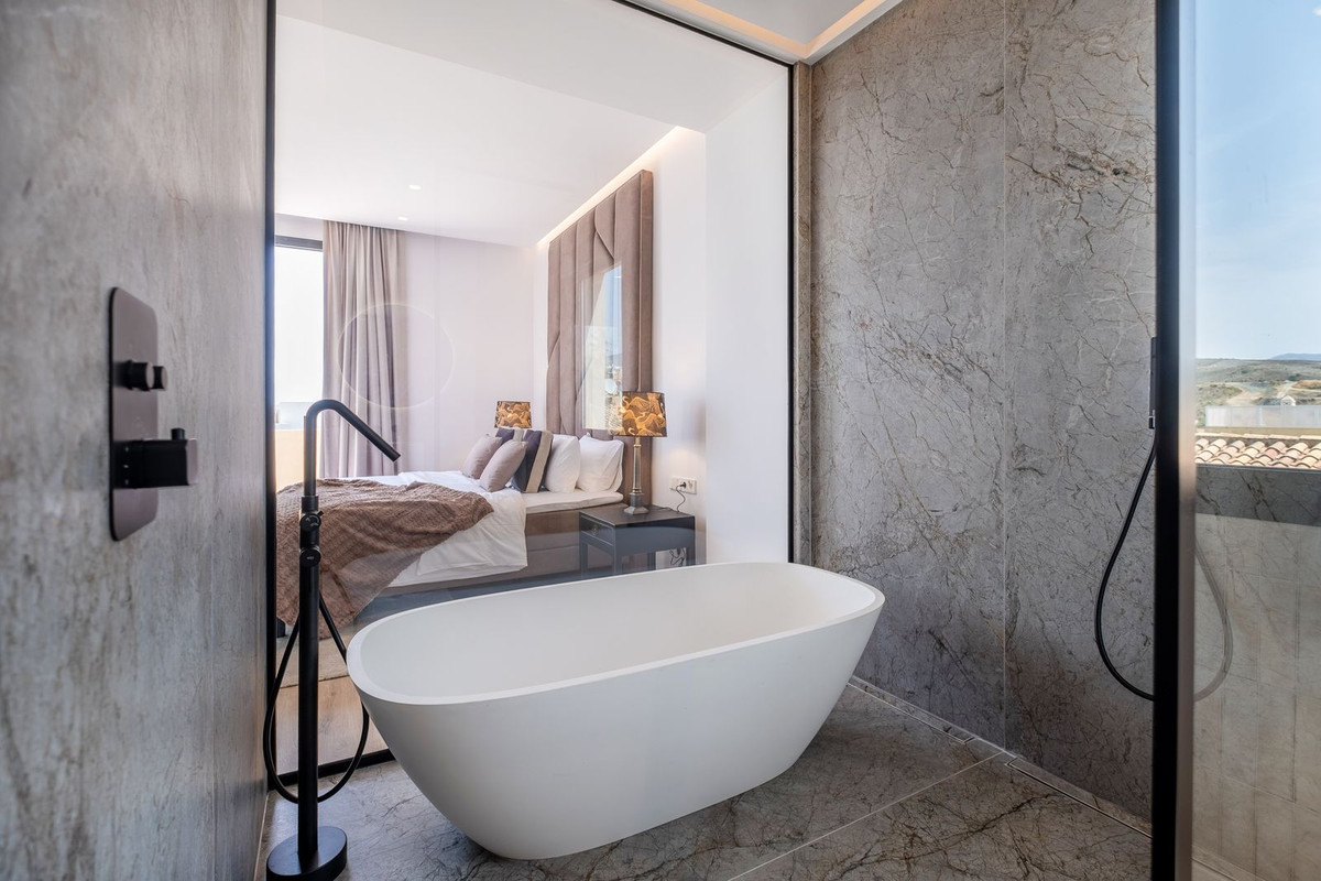 4 Bed, 3 Bath, HouseFor Sale, El Paraíso, Estepona, Malaga