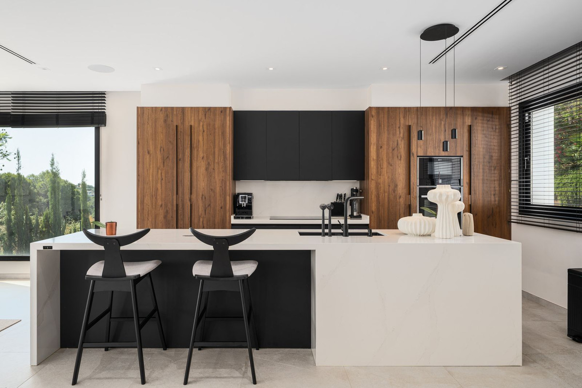 5 Bed, 6 Bath, HouseFor Sale, Elviria, Malaga