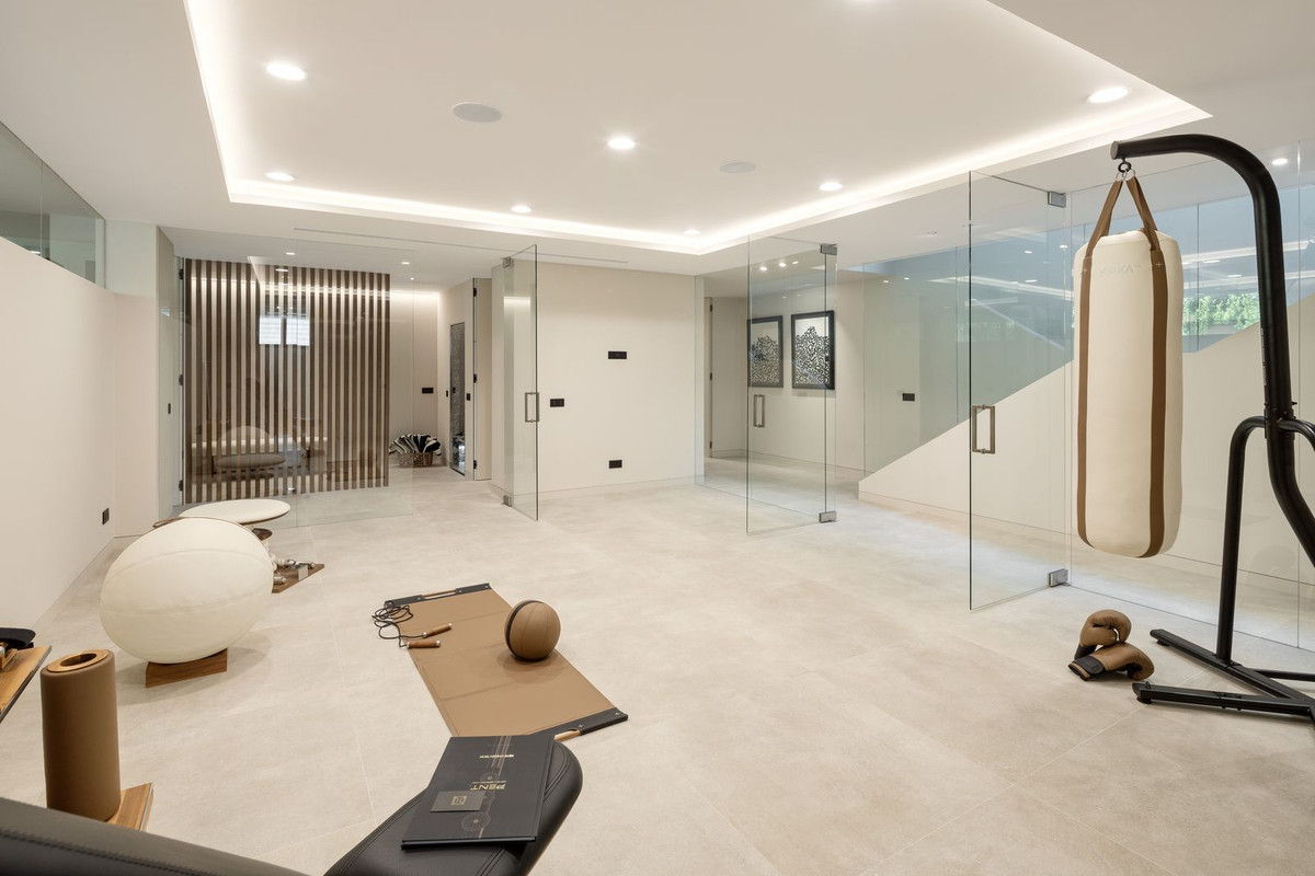 6 Bed, 5 Bath, HouseFor Sale, Nueva Andalucia, Malaga