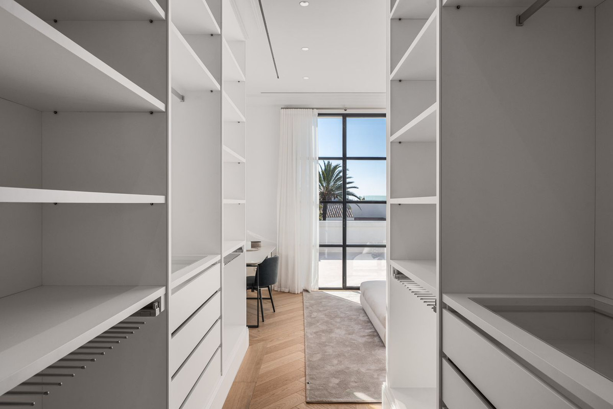 4 Bed, 5 Bath, HouseFor Sale, Nueva Andalucia, Malaga