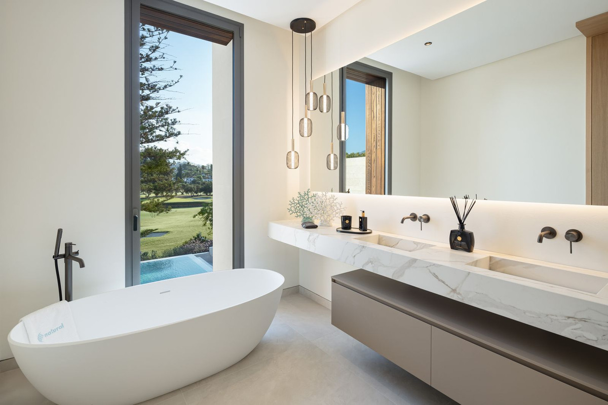 5 Bed, 6 Bath, HouseFor Sale, Las Brisas, Malaga