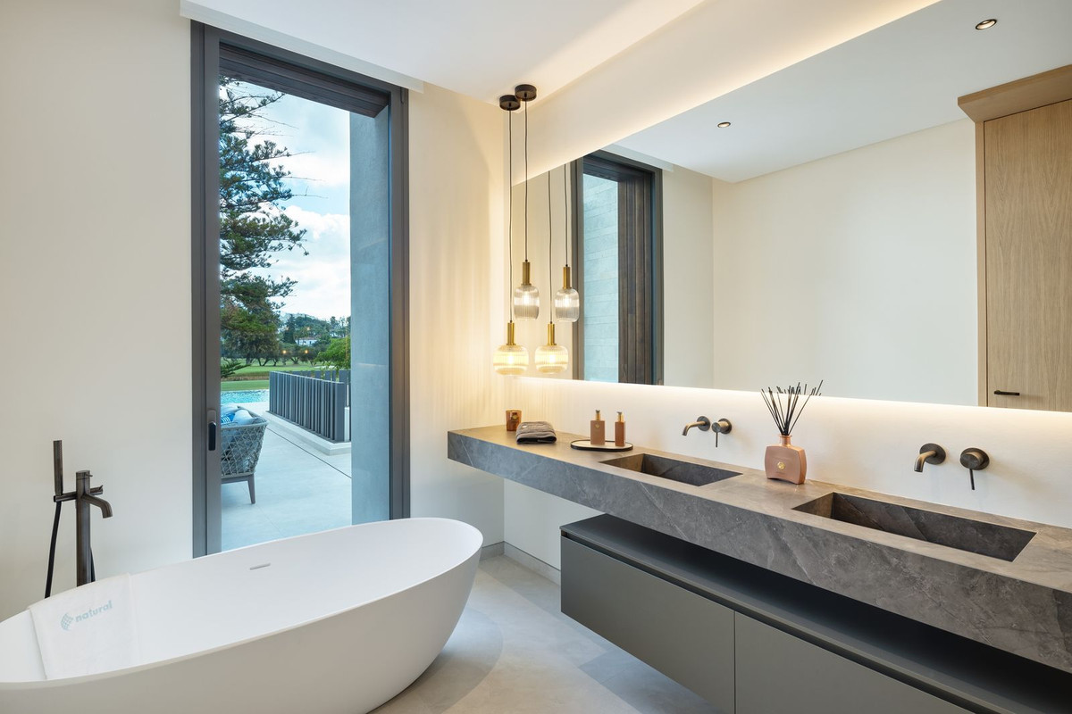 5 Bed, 6 Bath, HouseFor Sale, Las Brisas, Malaga