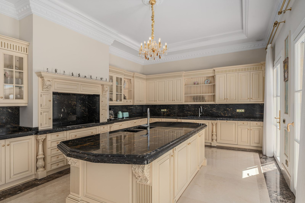 7 Bed, 7 Bath, HouseFor Sale, Sierra Blanca, Malaga