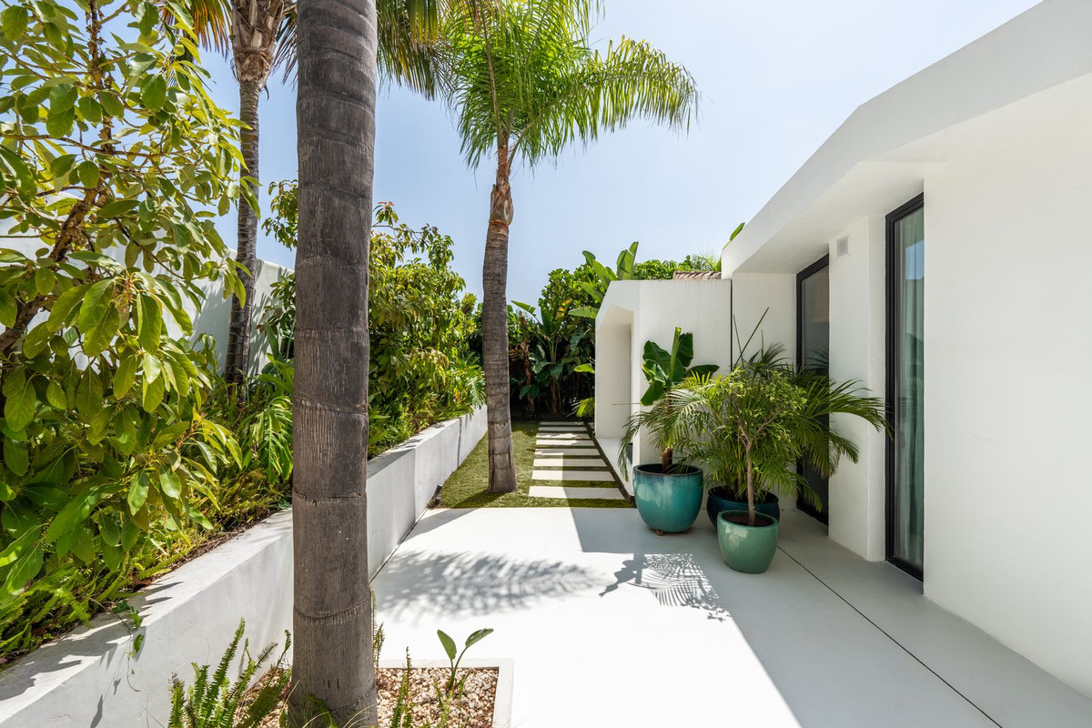 5 Bed, 7 Bath, HouseFor Sale, Nueva Andalucia, Malaga