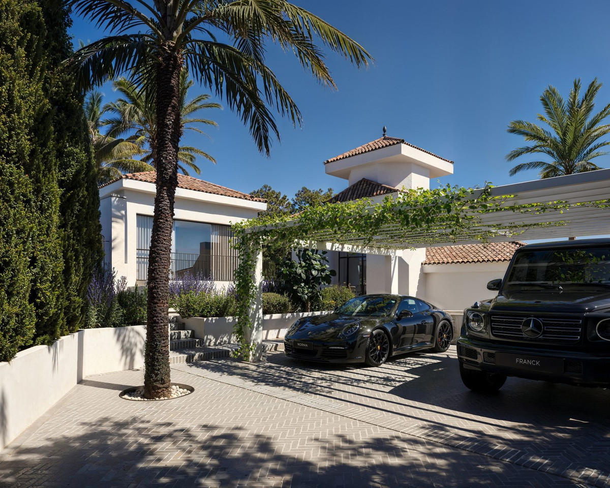 5 Bed, 5 Bath, HouseFor Sale, Nueva Andalucia, Malaga