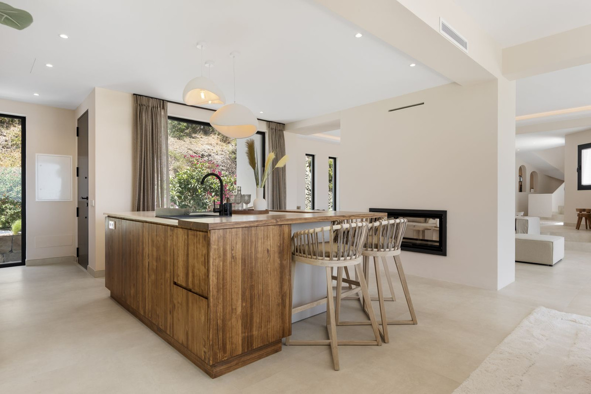 6 Bed, 7 Bath, HouseFor Sale, El Paraíso, Estepona, Malaga