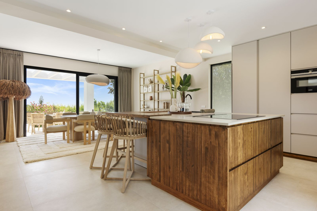 6 Bed, 7 Bath, HouseFor Sale, El Paraíso, Estepona, Malaga