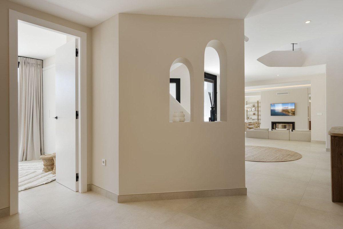 6 Bed, 7 Bath, HouseFor Sale, El Paraíso, Estepona, Malaga