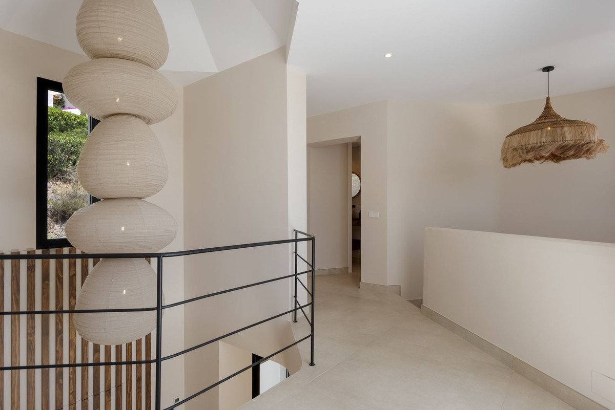 6 Bed, 7 Bath, HouseFor Sale, El Paraíso, Estepona, Malaga