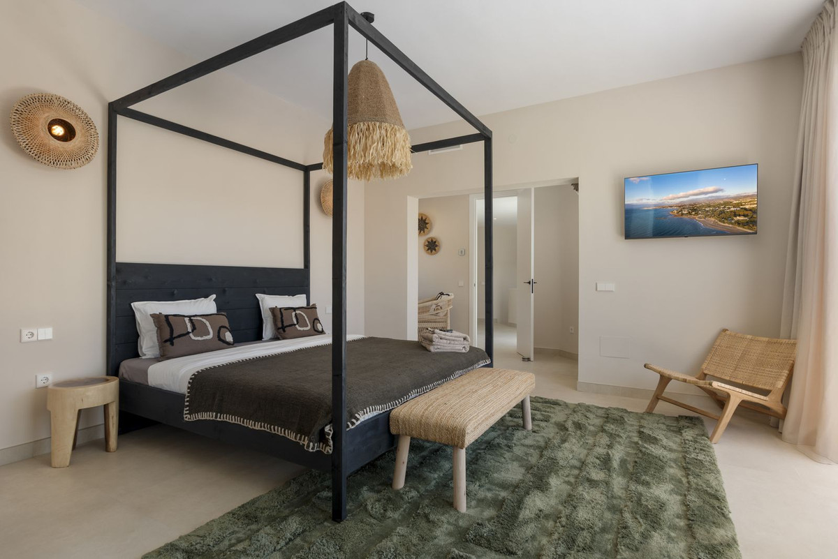 6 Bed, 7 Bath, HouseFor Sale, El Paraíso, Estepona, Malaga