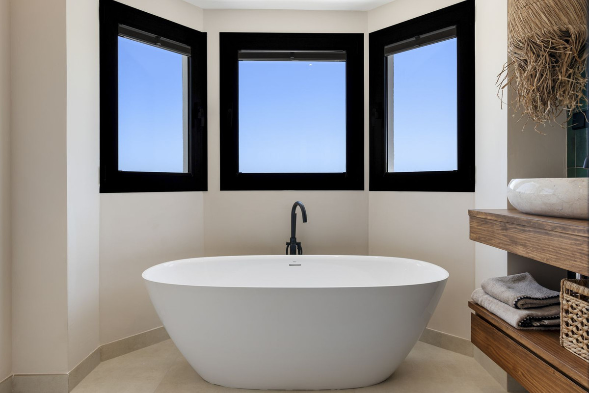 6 Bed, 7 Bath, HouseFor Sale, El Paraíso, Estepona, Malaga